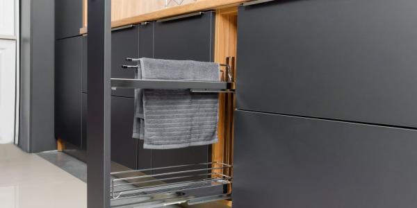 Jak wykorzystać kosze cargo w konstrukcji szafek kuchennych?