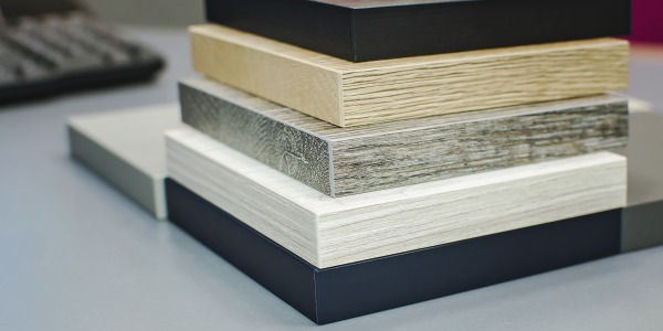 Płyty fornirowane a płyty laminowane – co wybrać do projektu premium?