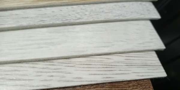 Płyty meblowe w aranżacjach komercyjnych – praktyczne i estetyczne zastosowania