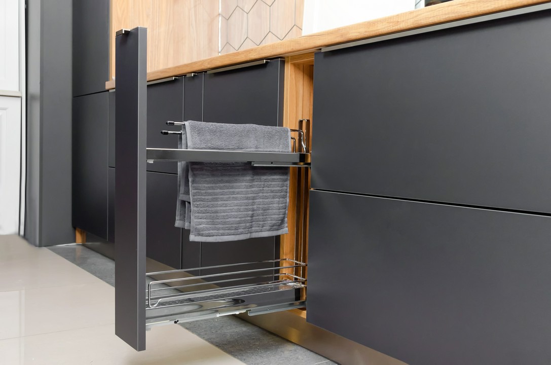Jak wykorzystać kosze cargo w konstrukcji szafek kuchennych?